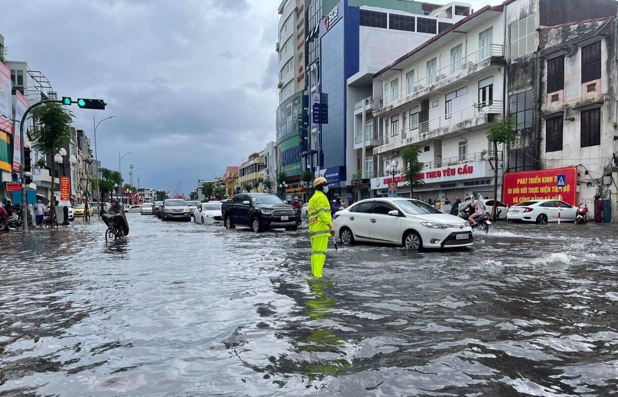 Tiếp tục kiểm tra, xử lý phương tiện chở hàng quá khổ, quá tải, tự ý cải tạo phương tiện